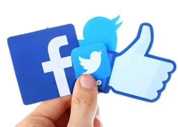 Hvordan du kan koble til Facebook og Twitter